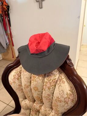 Two-Tone Outdoor Bucket Hat with ponytail gap in Pink and Gray